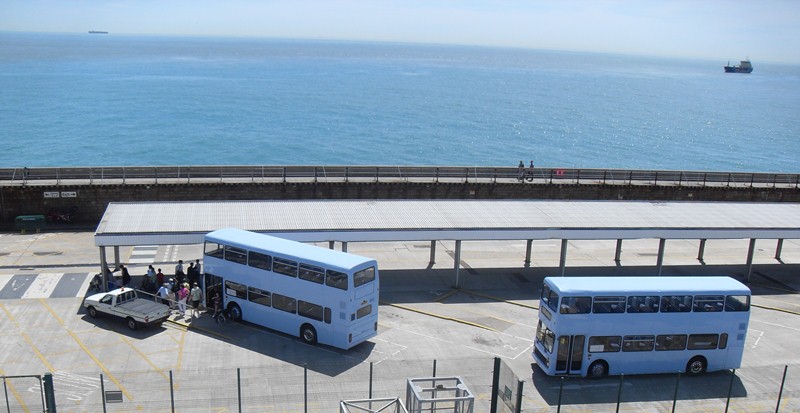 Blauer Shuttle-Bus in Dover