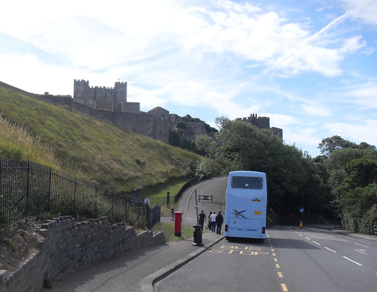 Shuttle-Bus vor der Burg Dover