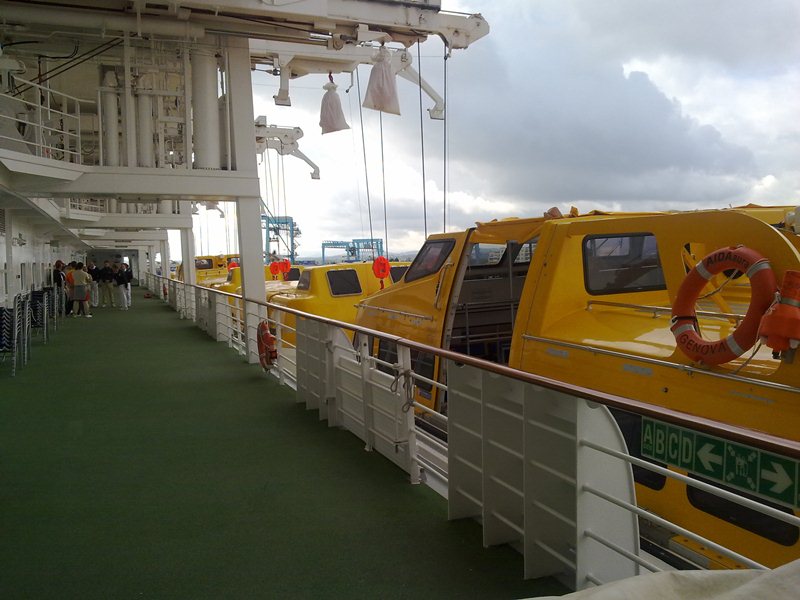 Rettungsboote an ausgefahrenen Davits