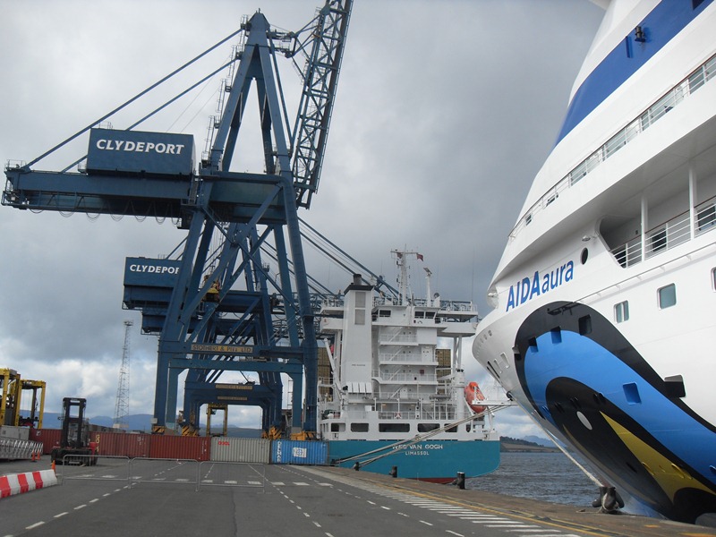 AIDAaura als Containerschiff im Containerhafen