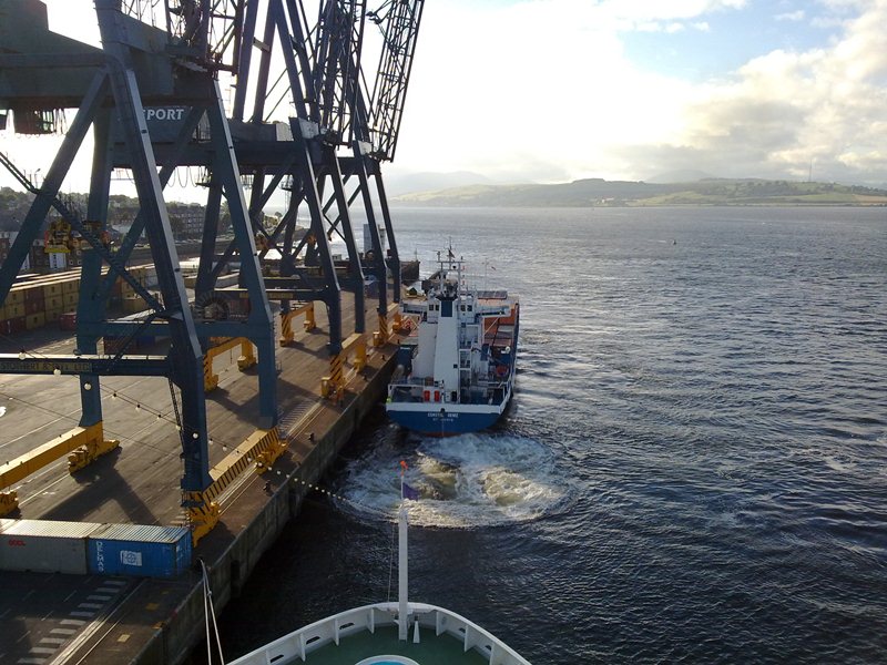 Containerfrachter in Greenock