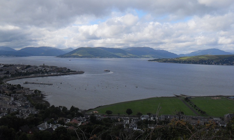 Blick über Greenock und den Firth of Clyde