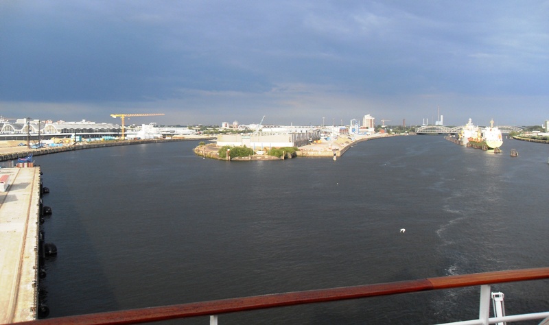 Blick vom Restaurant Calypso Deck 9 auf den Hafen