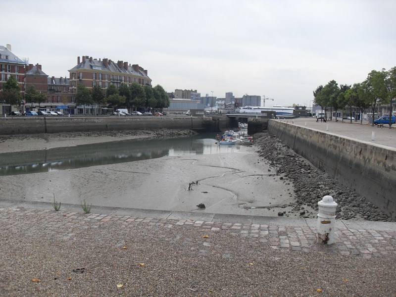 Hafenbecken bei Ebbe in Le Havre