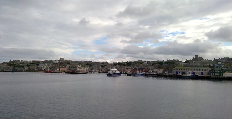 Lerwick vom Wasser aus gesehen