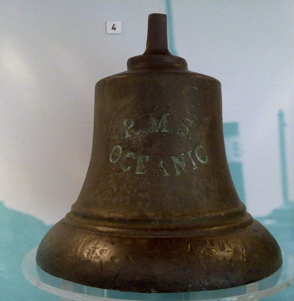Glocke der RMS Oceanic im Museum in Lerwick