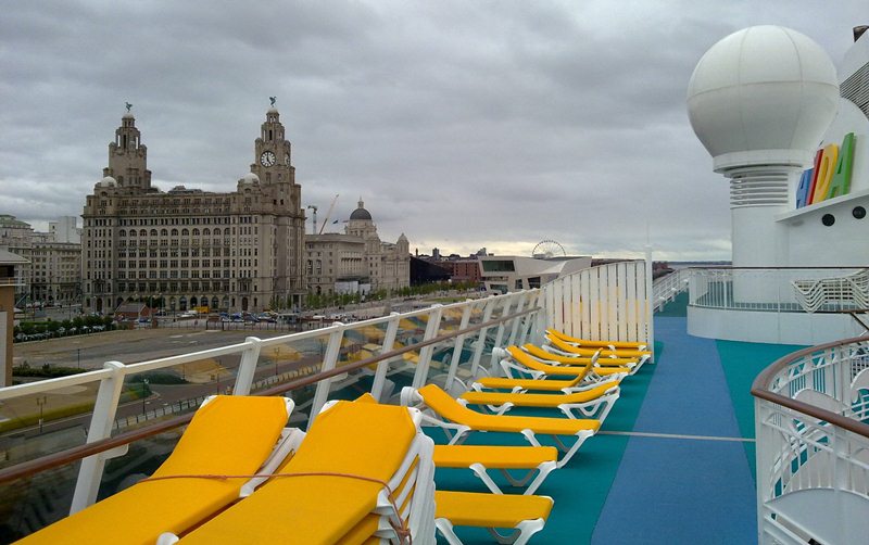 Liver-Building vom Pooldeck aus gesehen