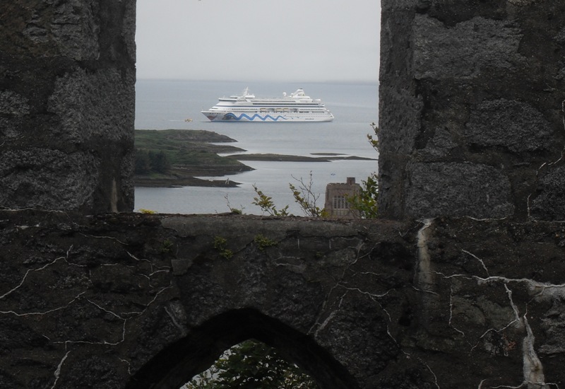 AIDAaura auf Reede vor Oban