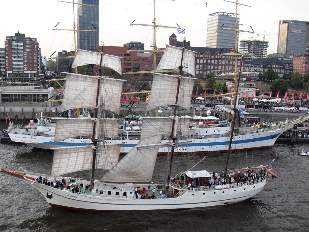 Windjammer vor den Landungsbrücken zum Hafengeburtstag