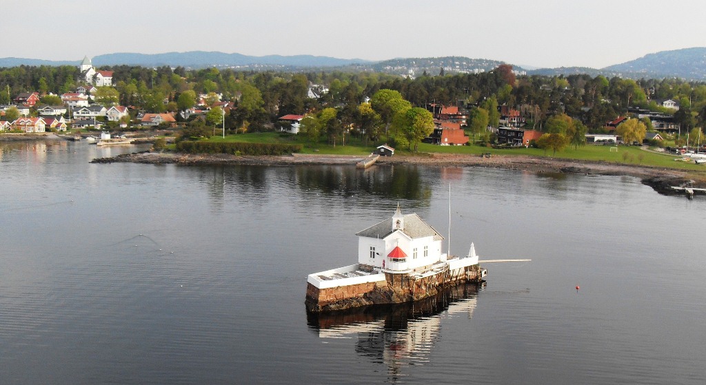 Kneipe mit Leuchtturm im Oslofjord