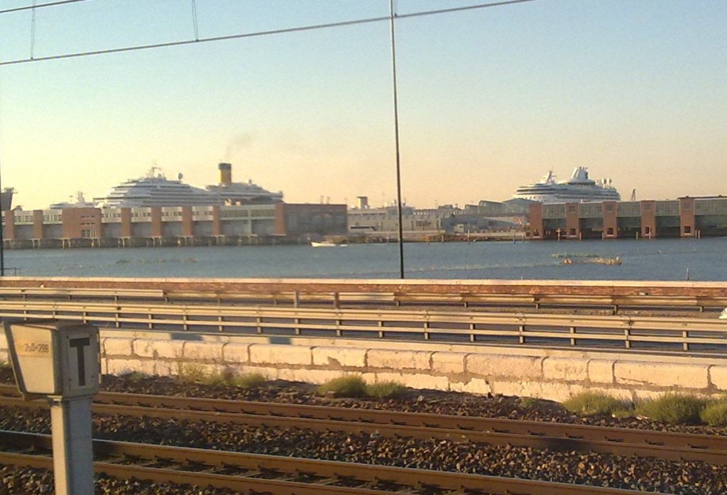 Kreuzfartschiffe in Venedig, vom Zug aus gesehen