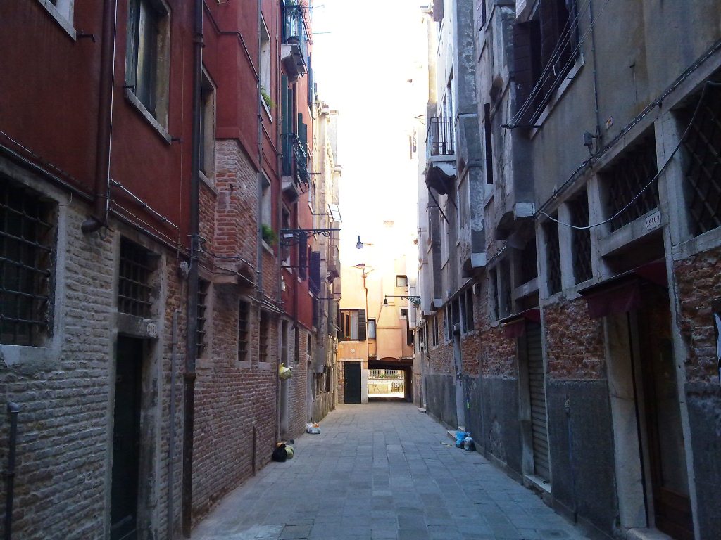 enge Gasse in Venedig