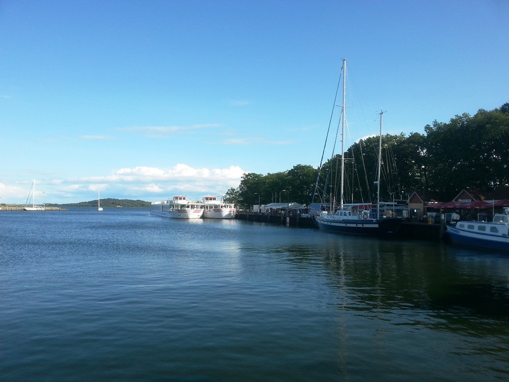 Päckchen im Hafen, im Hintergrund Vilm