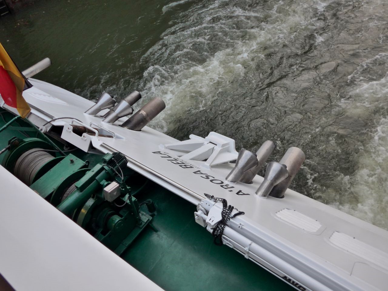 Schraubenwasser A-ROSA beim Auslaufen aus der Schleuse Aschach