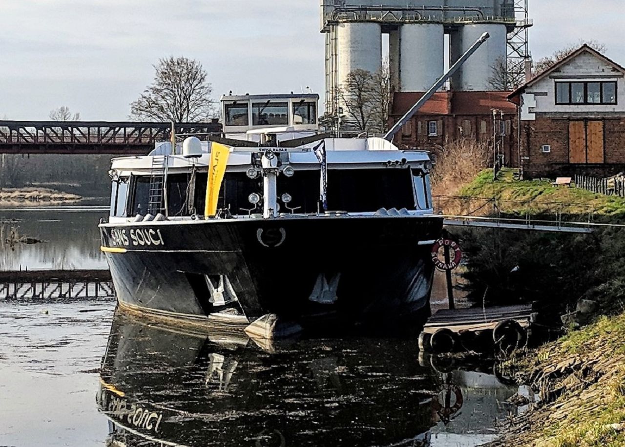 MS Sans Souci hat Schlagseite im Hafen Steinau
